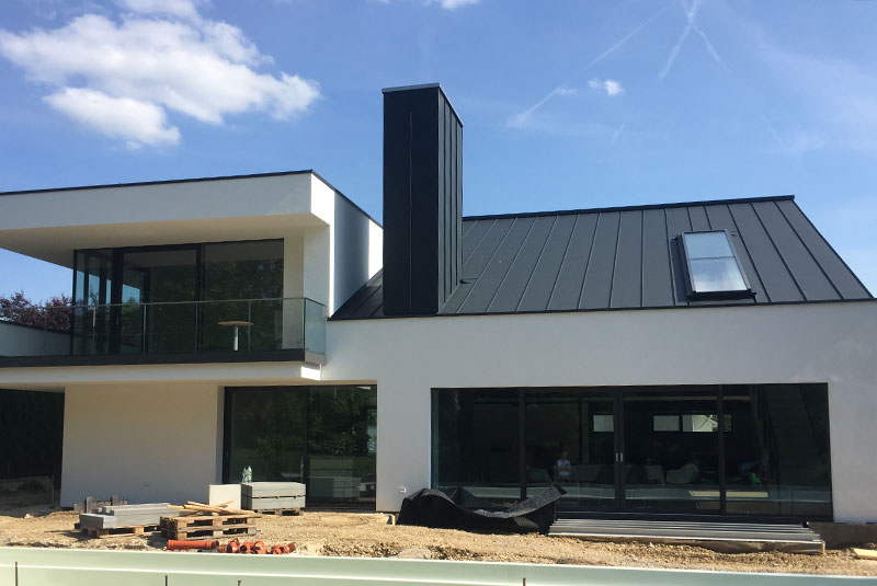 Diverse Dächer aus farbbeschichtetem Aluminium